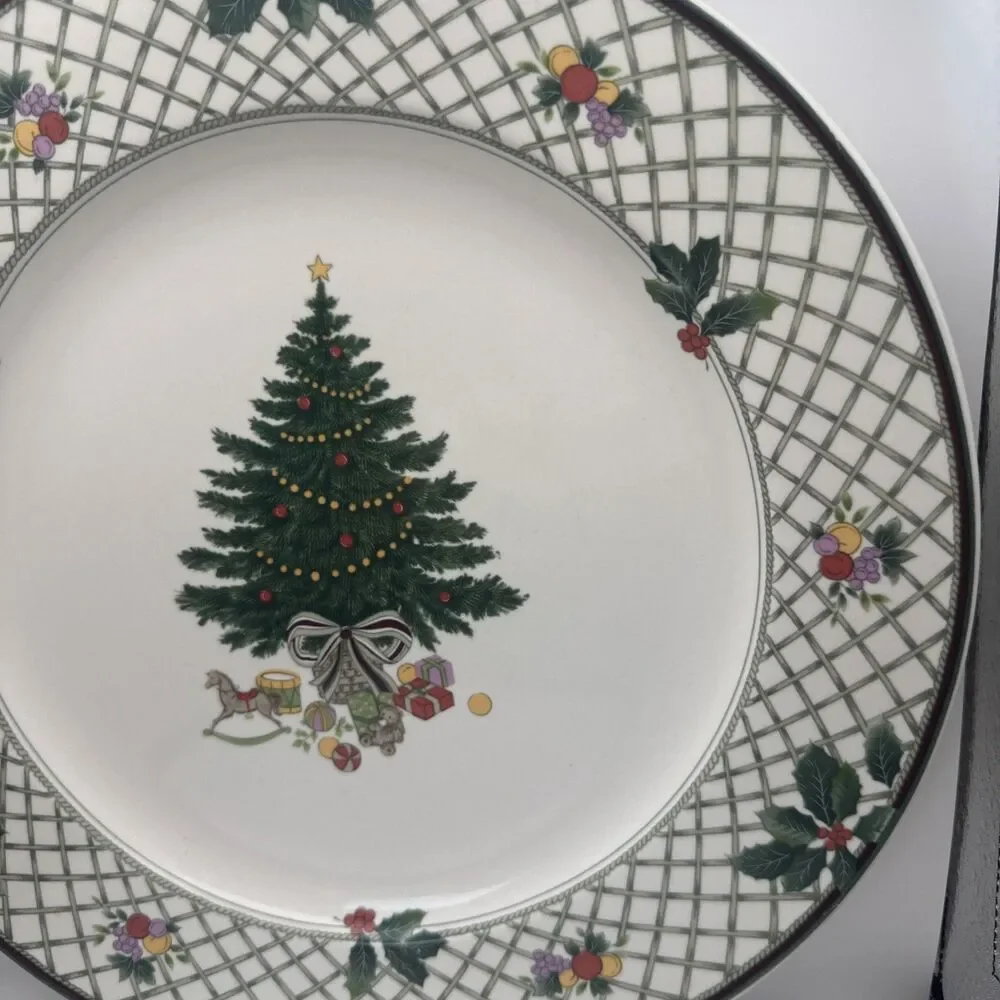 MIKASA Heritage Christmas Story 11 1/8” Dinner Plate, excellent condition!